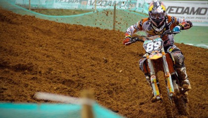 【pg】巴萨超级杯半决赛战术突变，亚马尔替补待命，弗利克体能管理策略成焦点